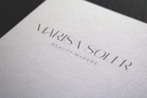 Logotipo Marisa Soler Beauty Lounge en tarjeta elegante