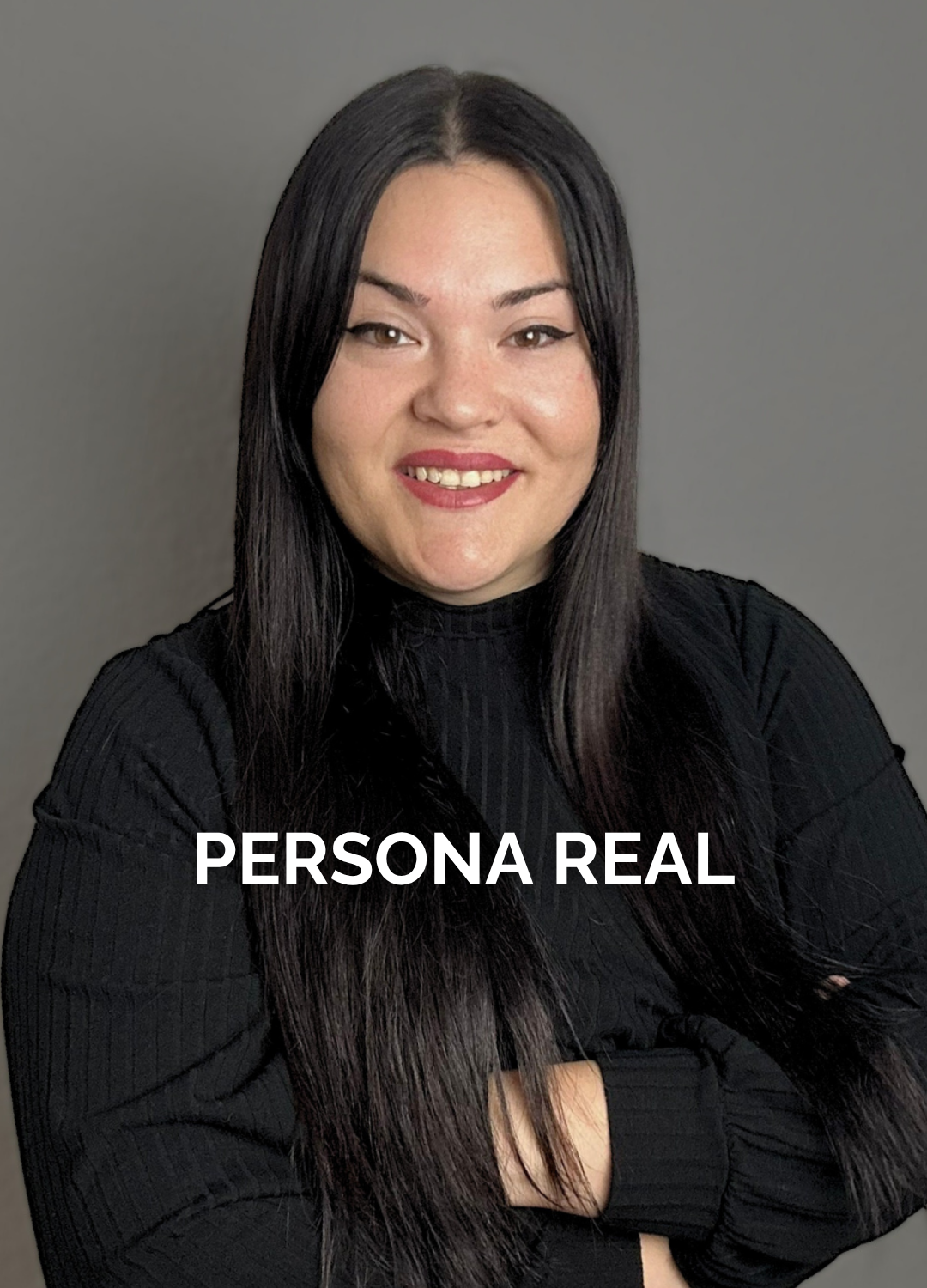 Retrato de mujer real con suéter negro