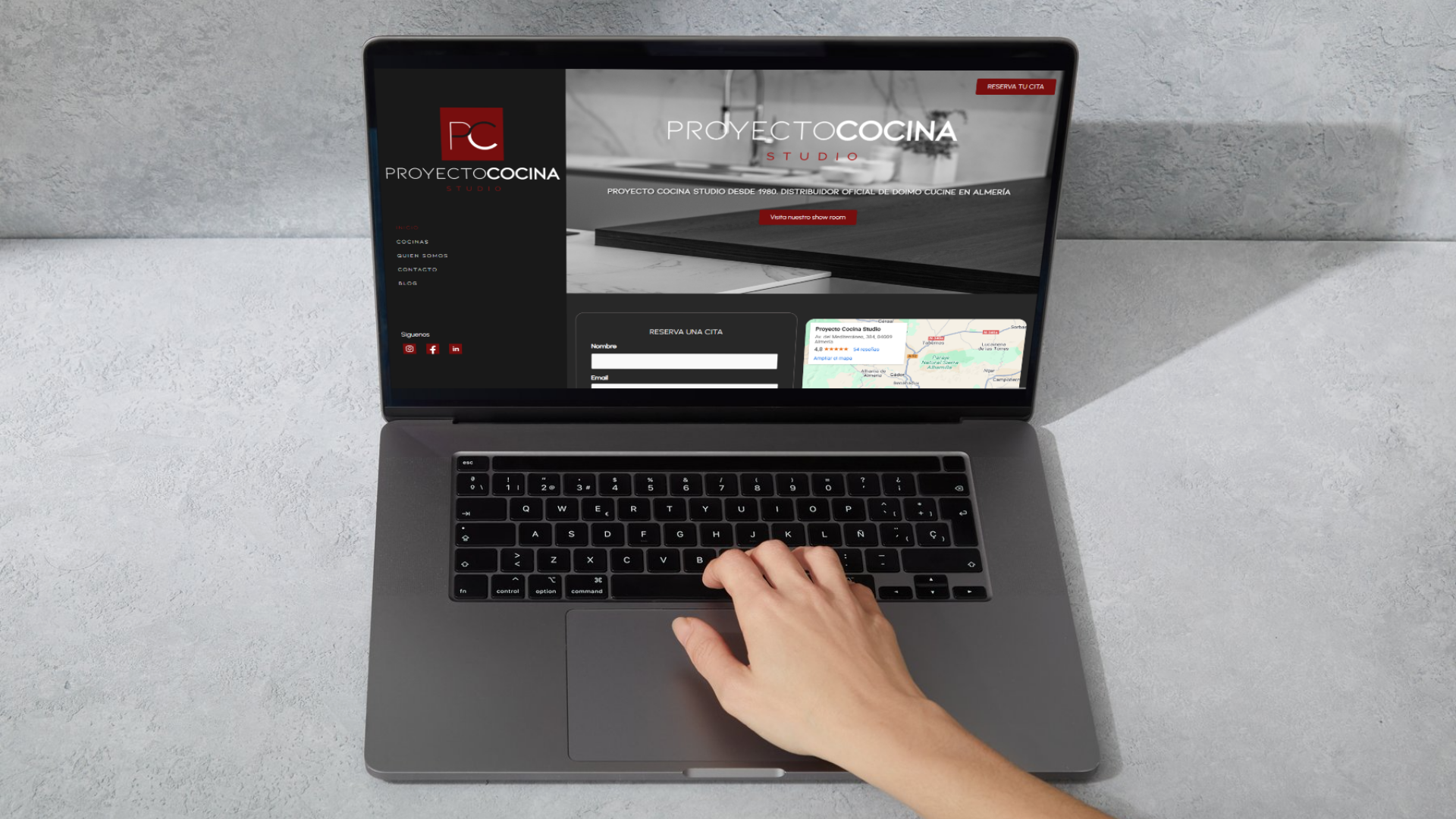 Página web de Proyecto Cocina en laptop y smartphone