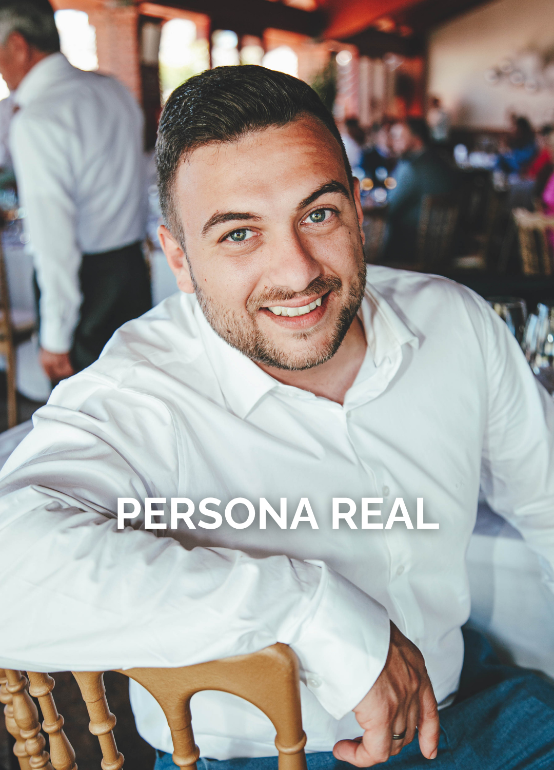 Retrato de hombre real con camisa blanca sonriendo