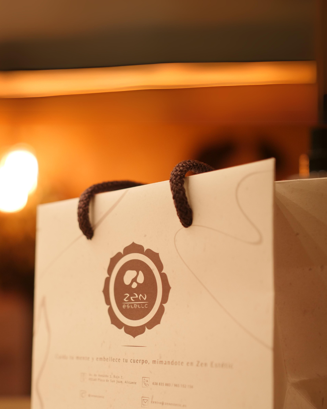 Bolsa kraft con sello personalizado y branding circular