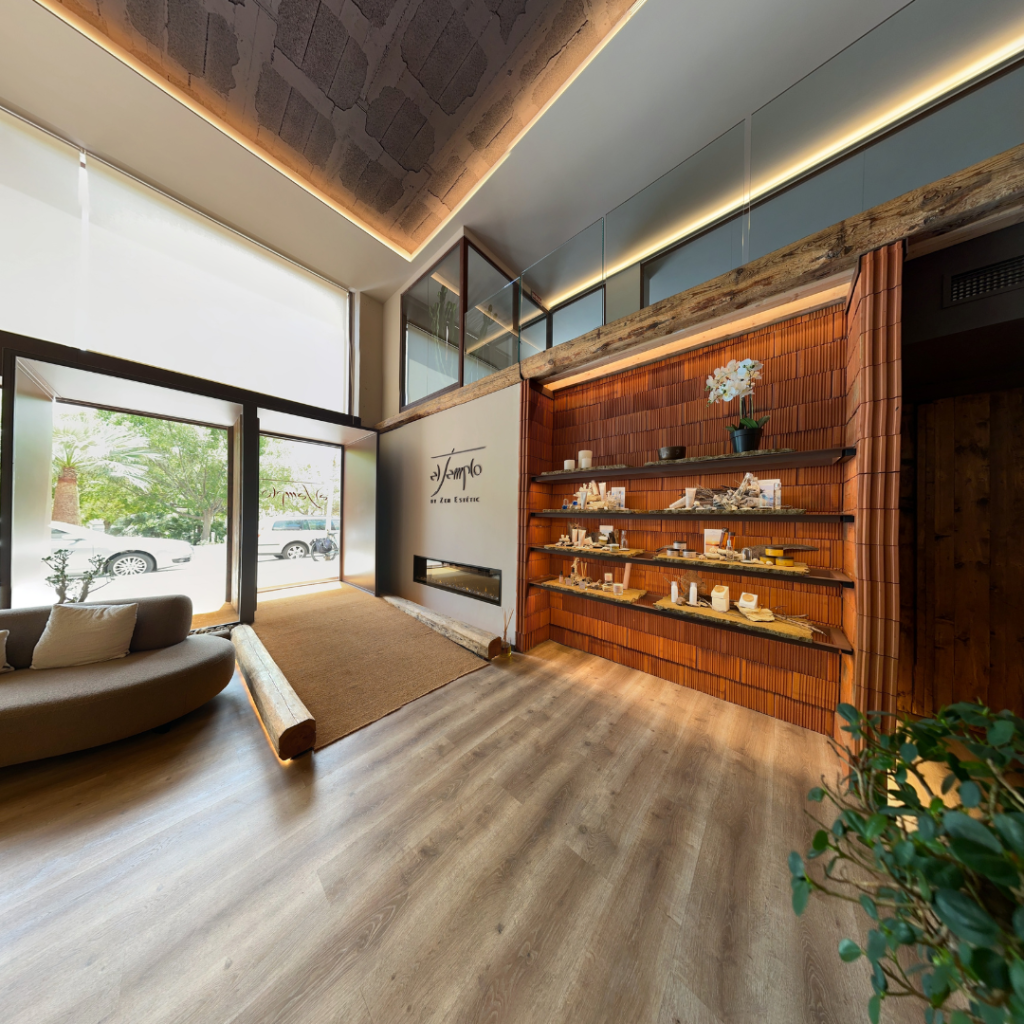 Interior de cabina de estética con madera y decoración cálida