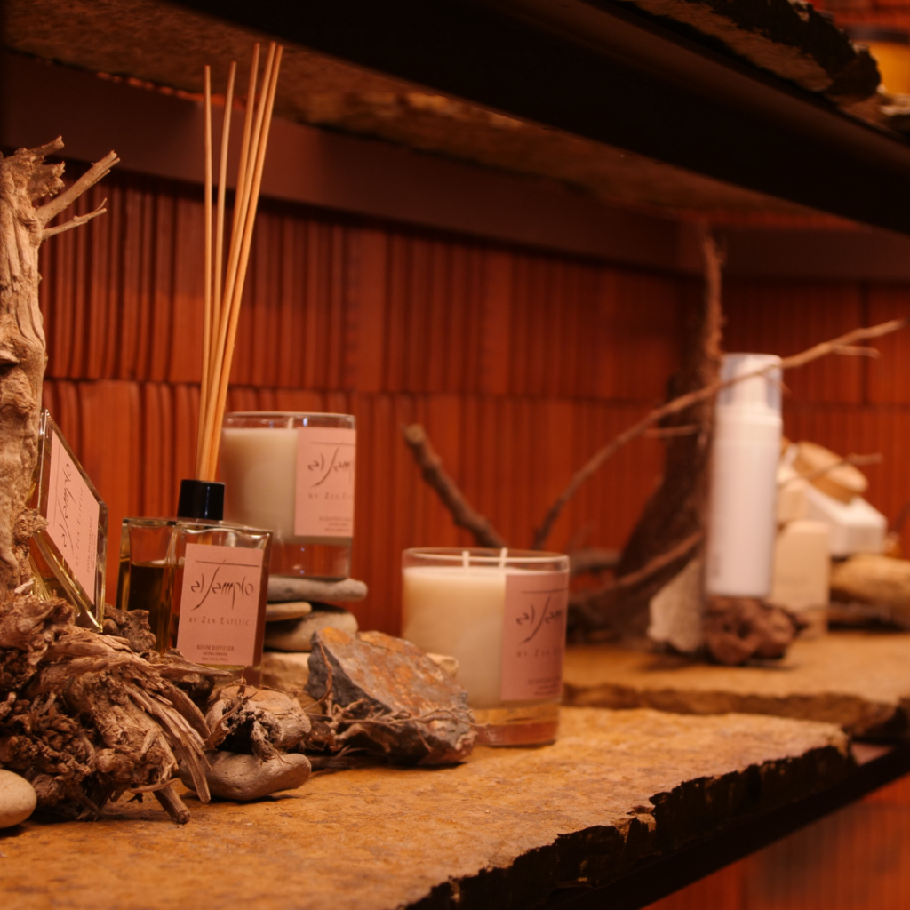 Imagen de productos cosméticos sobre superficie de madera
