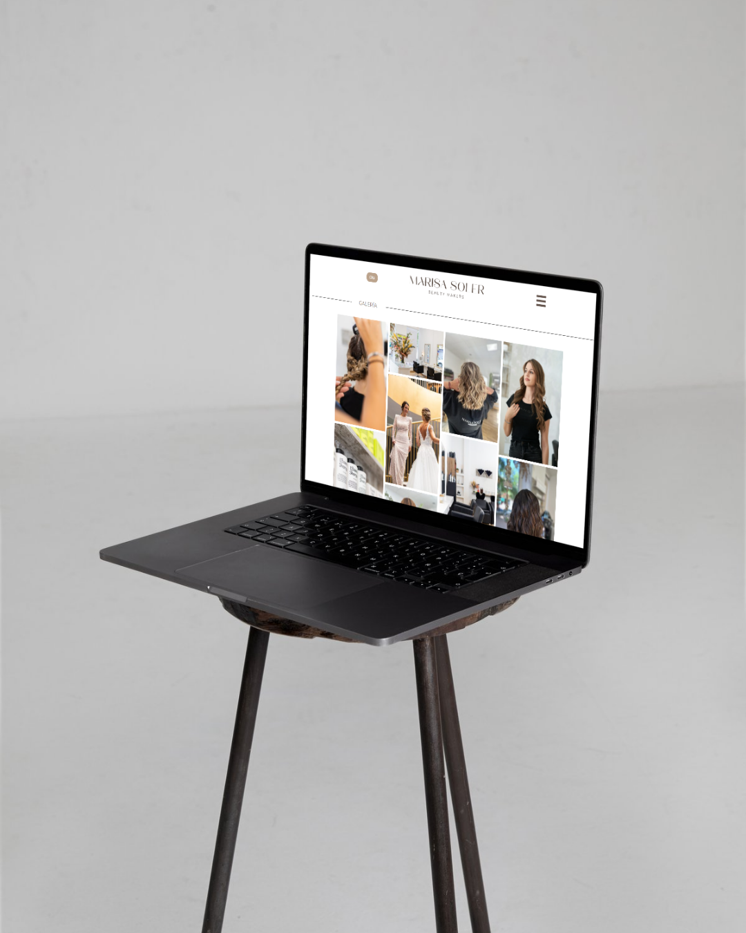 Laptop mostrando diseño web con mujer en pantalla