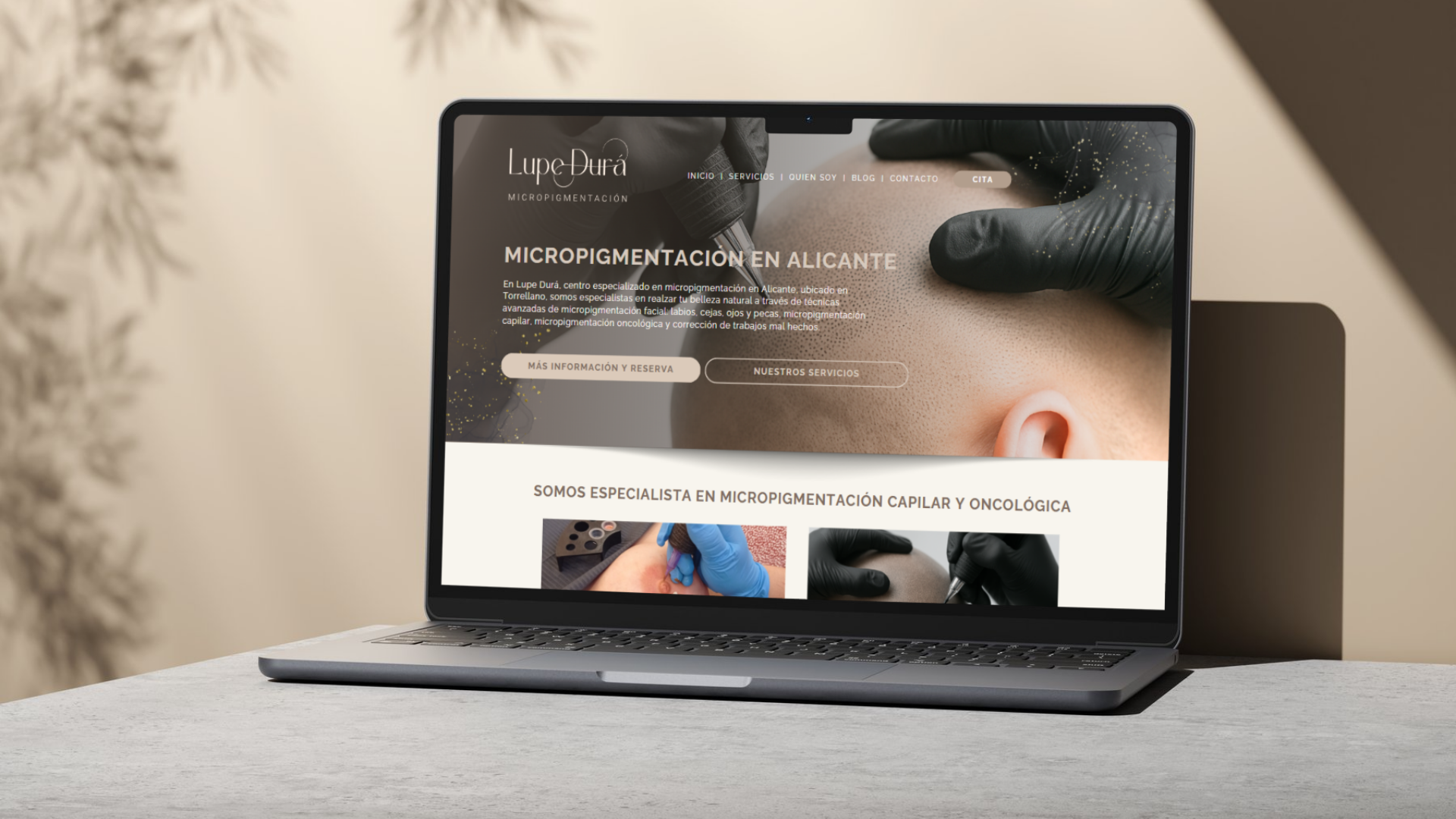 Diseño web de Lupe Durá en laptop con branding claro