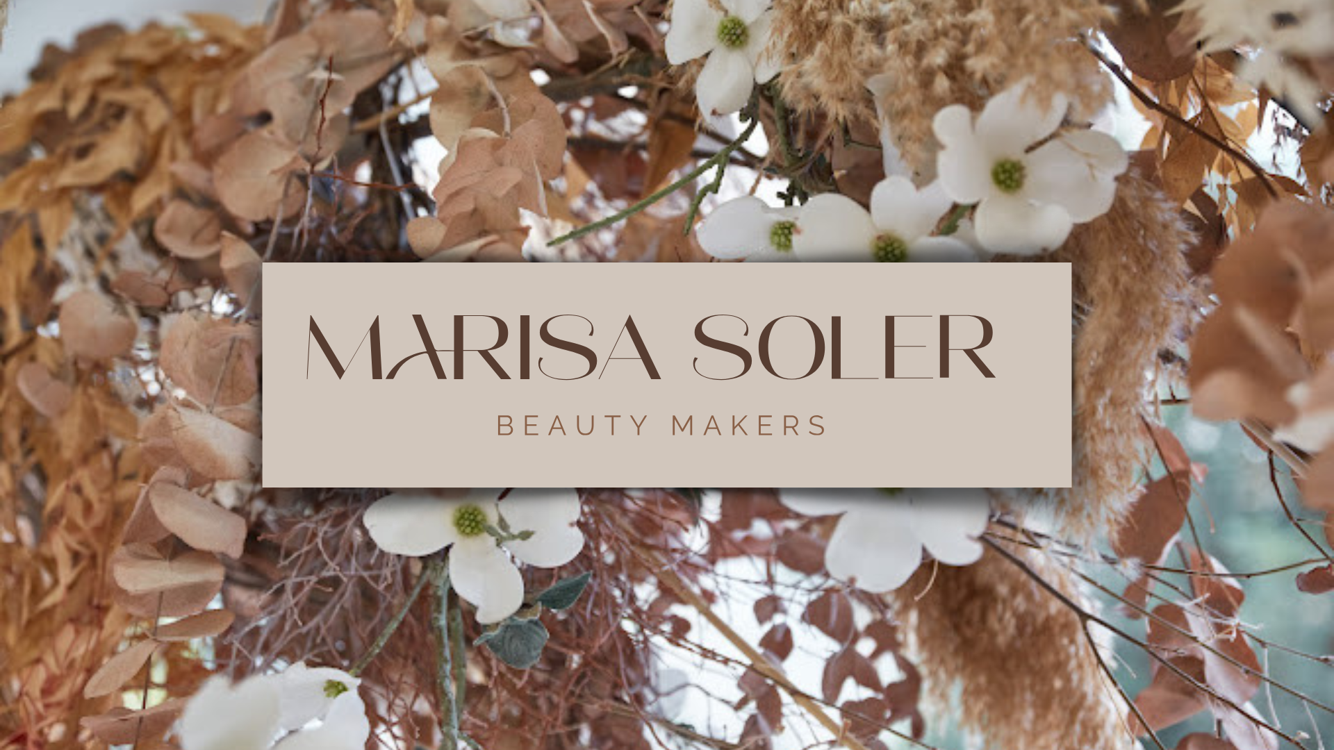 Logotipo Marisa Soler en papel con hojas secas alrededor